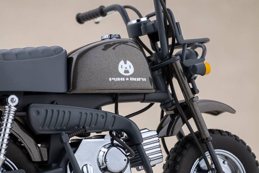 PUNI MOFU RACING LANG with Honda Z50J Gorilla (Plastic model) - Kotobukiya