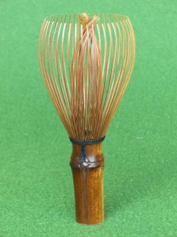 Slender Smoked Bamboo Omotesenke Formal Kazuho Fine-Tine Matcha Tea Whisk (Chasen) — Takayama Chasen by Kubo Sabun